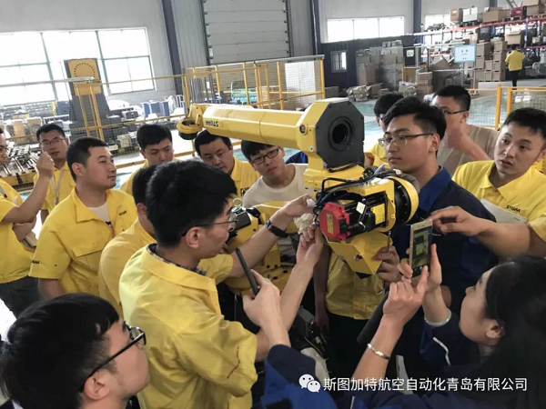 提高機(jī)器人售后服務(wù)能力，我們?cè)谛袆?dòng)！